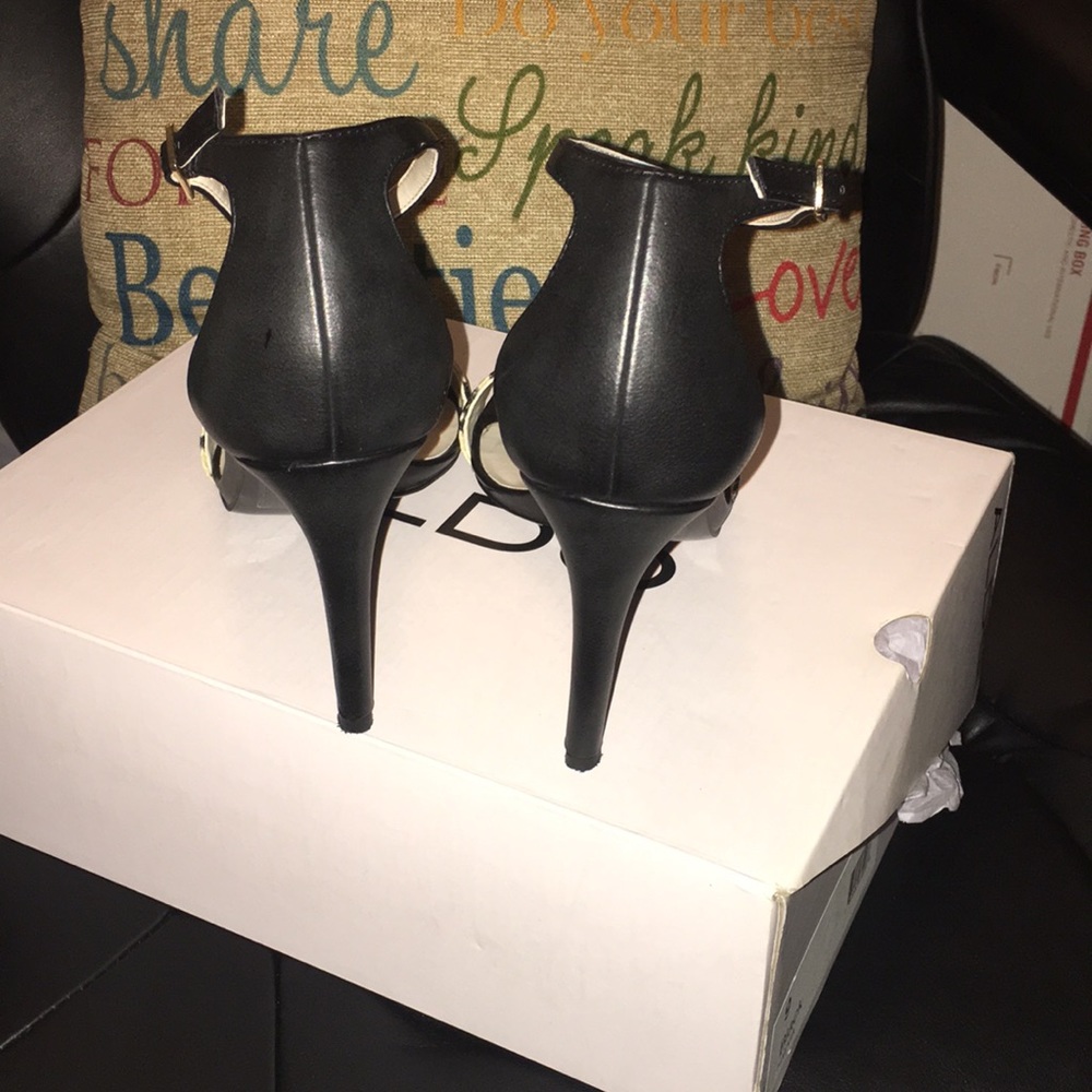 🔥Sale🔥pretty sandals with ankle strap.like new.. - Picture 3 of 4